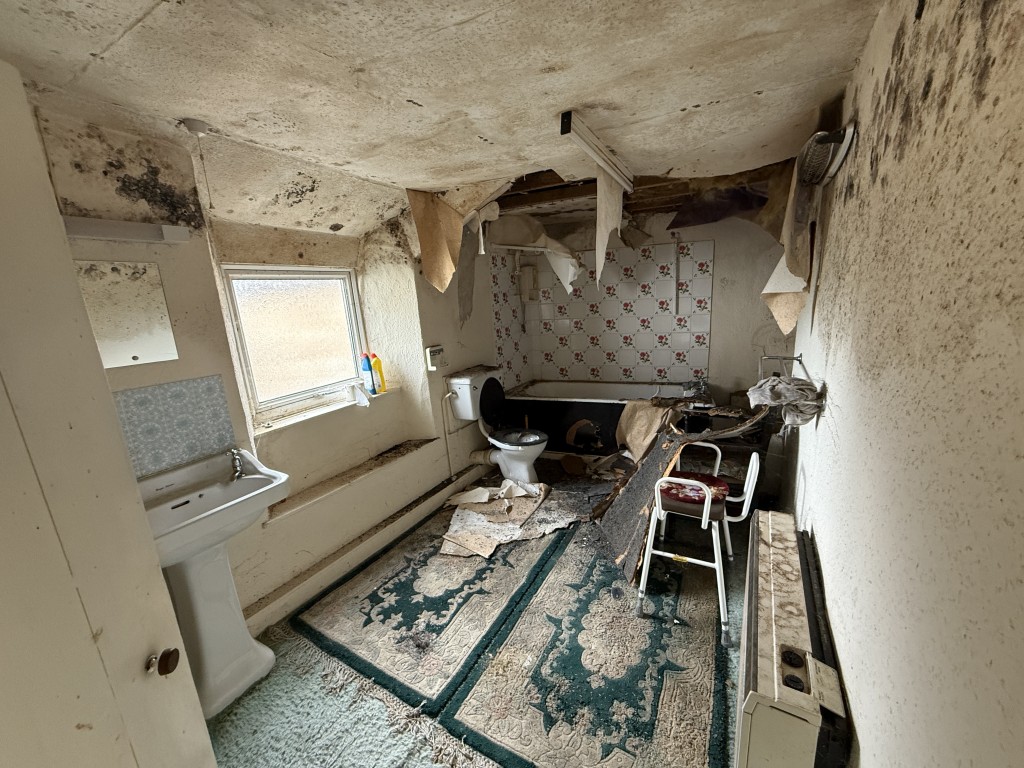 Lot: 152 - TERRACED PROPERTY FOR COMPLETE REFURBISHMENT IN VILLAGE LOCATION - Bathroom on first floor